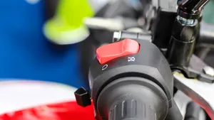 De ware functie en herkomst van de rode dodemansknop op moderne motorfietsen