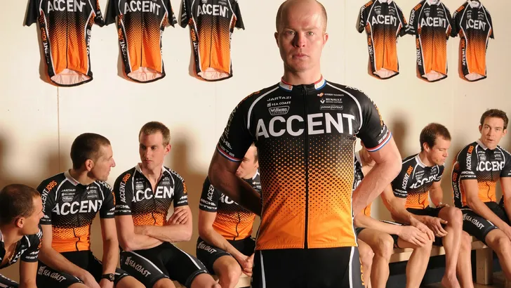 Accent Jobs in het zwart en oranje de weg op