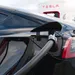 Activisten laten banden 'benzineslurpende' Tesla leeglopen