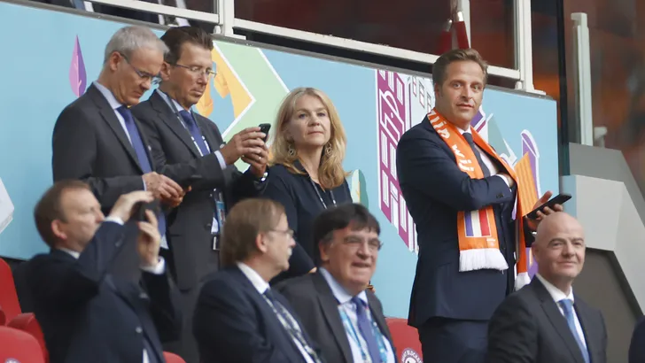 Hugo de Jonge over coronaregels: ‘Voetbalfans moeten op hun kont blijven zitten’