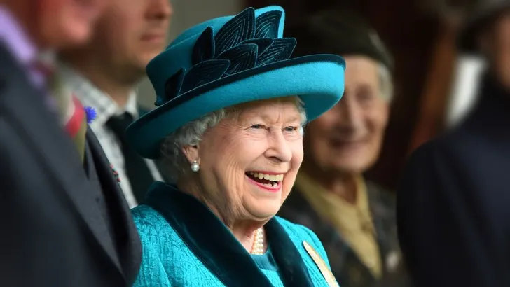 Queen lapt schaamteloos alle etiquetteregels aan haar laars