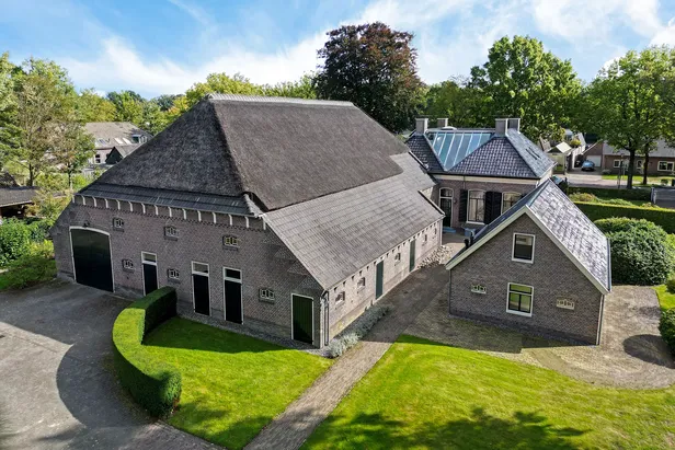 De voormalige burgemeesterswoning met grote schuur en stookhok