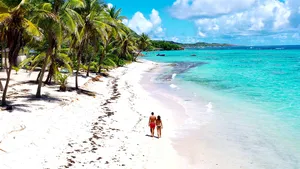 Waarom iedereen op jouw tijdlijn nu op déze ultra-luxe Caribische parel zit (en jij er ook heen wilt)