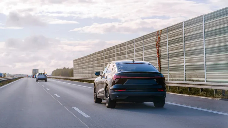 Minder remstof, meer bandenslijtage: dit stoten EV's écht uit via de banden en remmen