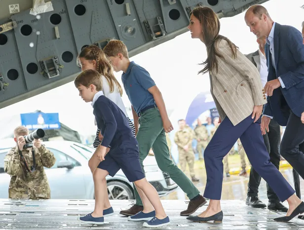Prins William, prinses Kate, prins George, prinses Charlotte en prins Louis betreden een RAF C-17 Transporter tijdens de International Air Tattoo, 2023.