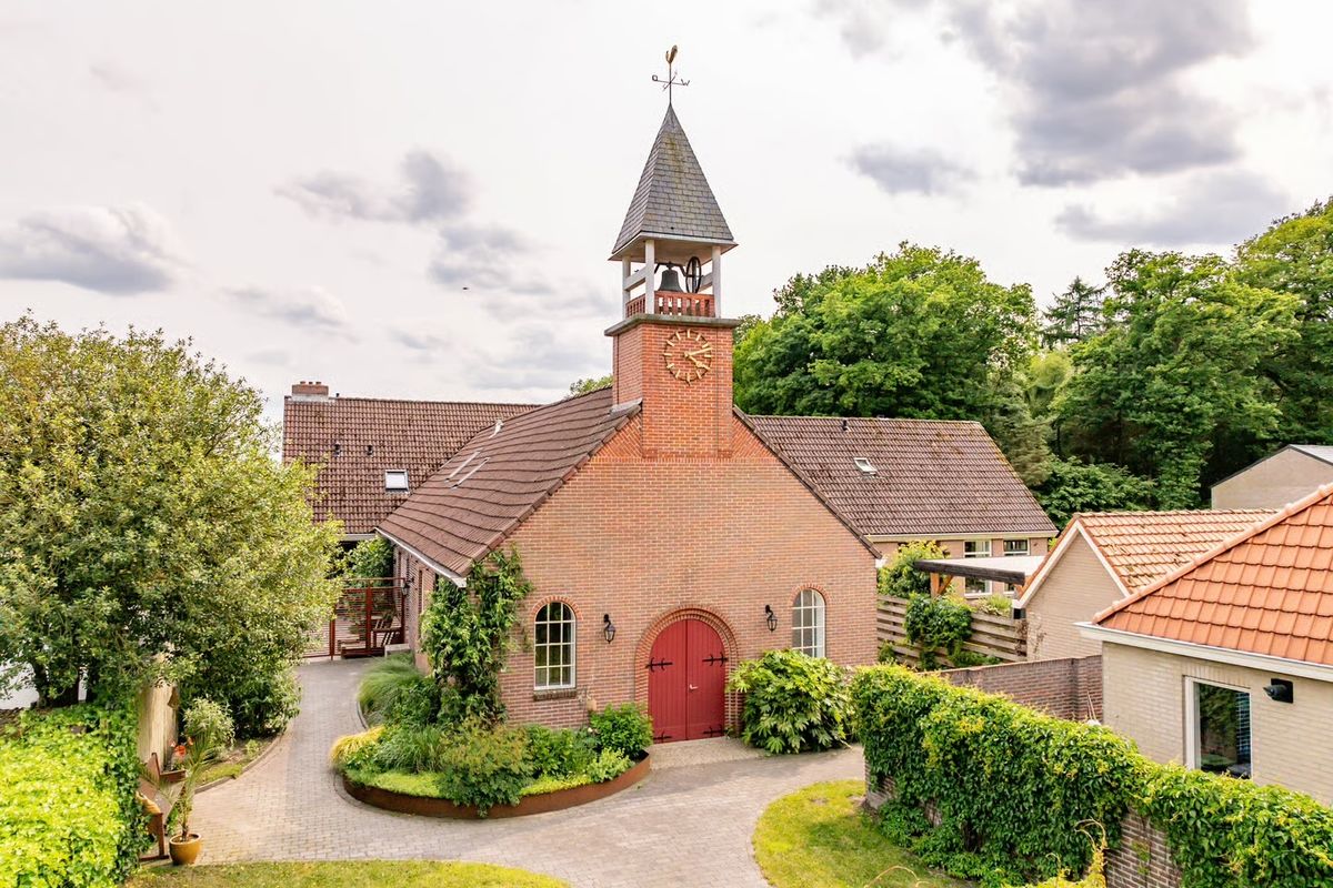 Parel op Funda: deze Drentse kerk uit 1925 is vanbinnen een vrolijk retro-paradijs