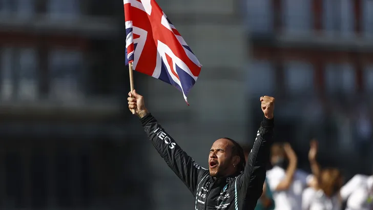Hamilton: 'Ik zou inhaalactie Silverstone precies hetzelfde overdoen'