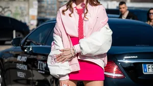Vrouw in stijlvolle kleding aan het stralen in de zon.