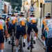 wielrenners van van nsn cycling team van achteren gezien in hun nieuwe shirt
