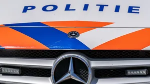 Politie treft na wilde achtervolging en crash tegen boom tas vol geld aan in verlaten BMW