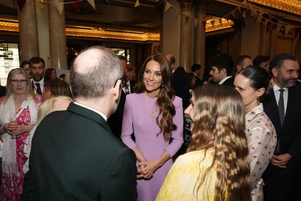 Bij de receptie op Buckingham Palace waren mensen uitgenodigd van de organisaties waar wijlen Queen Liz zich als beschermvrouwe voor inzette. (Beeld: NL Beeld)