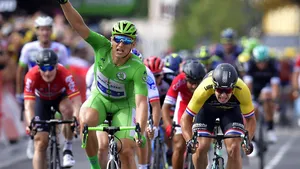 marcel kittel en dylan groenewegen naast elkaar net na een finish in de tour de france, met kittel die juichend de finish passeert