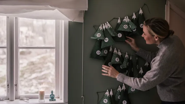 Woman with christmas calendar with gifts