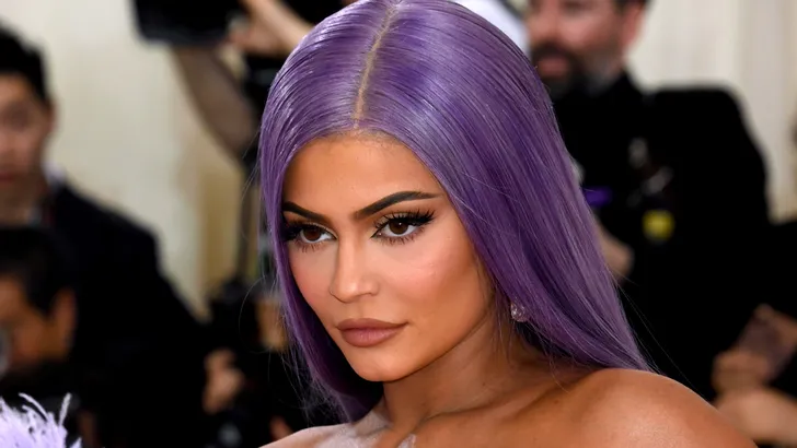 Kylie Jenner make-uploos in openbaar gespot