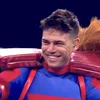 🎥 Zingende eekhoorn blijkt inderdaad Wout van Aert: bekijk hier de beelden! 'Zelfs eigen moeder dacht niet dat Wout in het pak zat'  | Wieler Revue