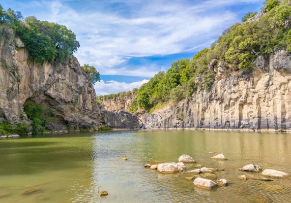 Van canyon tot Duivelsbrug: Vulci bewijst dat Italië nog steeds plekken heeft die je compleet verrassen.