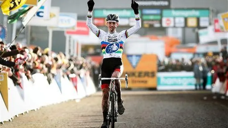 Van der Poel wint weer en verlengt bij zijn team