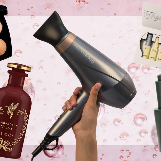 Beauty Buzz Beau Monde: nieuwe releases in de beauty-wereld. – Collage-foto op roze achtergrond met op de voorgrond vector-foto's van verschillende beauty-producten waaronder een föhn, oogschaduw van Chanel, parfum van Gucci en huid-ampoules.