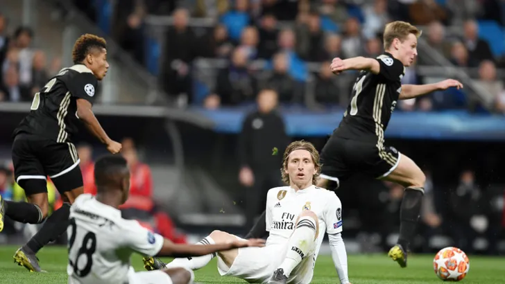 Frenkie de Jong snelt voorbij Modric en Vinícius Júnior tijdens Real-Ajax