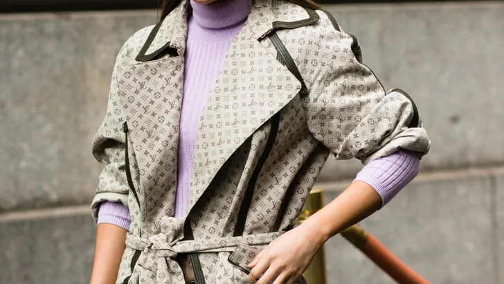 Modieuze vrouw draagt de perfecte korte trenchcoat bij Zeeman.