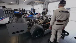 VIDEO: genieten van Mercedes' enige 180 graden V12