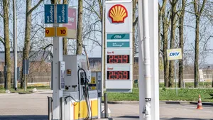 IEA adviseert 10 maatregelen tegen oliecrisis waaronder maximumsnelheid van 90 op de snelweg