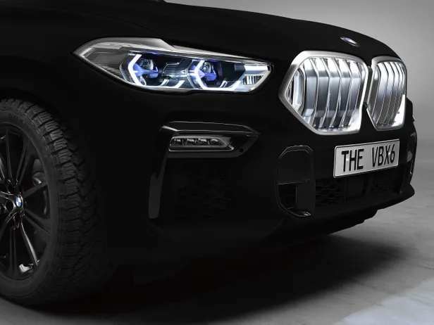 De BMW X6 in Vantablack (2019): de grille en koplampen springen eruit, de rest van de carrosserie lijkt te verdwijnen. Foto: BMW