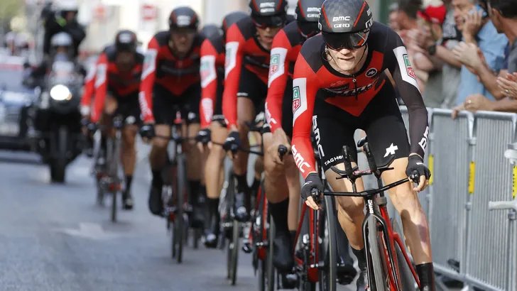 Vuelta gemist: Rohan Dennis stormt met BMC-trein naar eerste rode leiderstrui