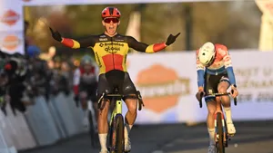 Thibau Nys won de cross van Dendermonde na een krachtige versnelling in de slotronde