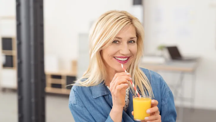 Vrouw drinkt uit een rietje