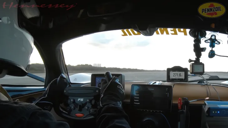 VIDEO: Hennessey Venom F5 knalt naar 437 km/u