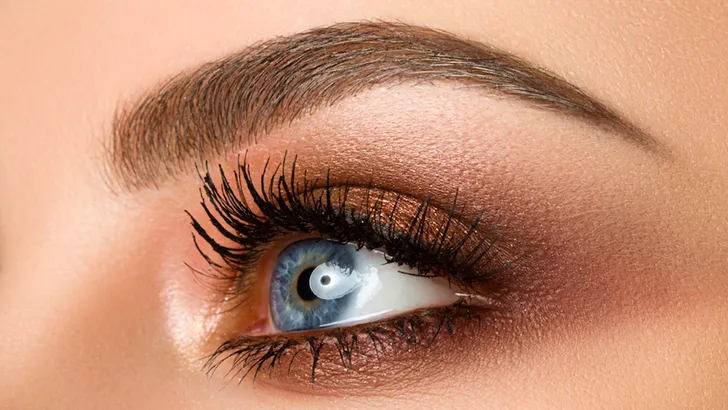 Twee vliegen in één klap: smokey eyes én jonge ogen met deze tips 