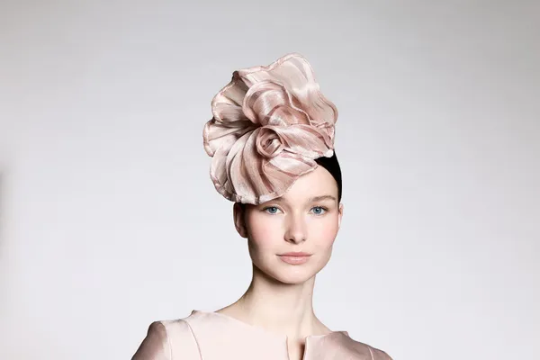 De 'Alegria' is een niet te missen fascinator.
