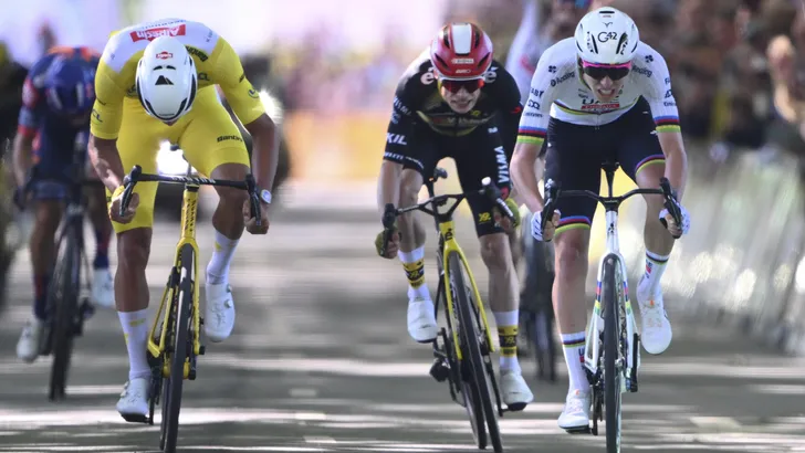 Mathieu van der Poel in de gele trui sprintend tegen Jonas Vingegaard en Tadej Pogačar tijdens een etappe in de Tour de France.