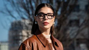 Een model die een Prada montuur draagt
