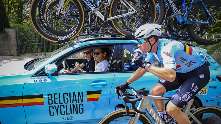 sven vanthourenhout in de auto met jasper philipsen ernaast