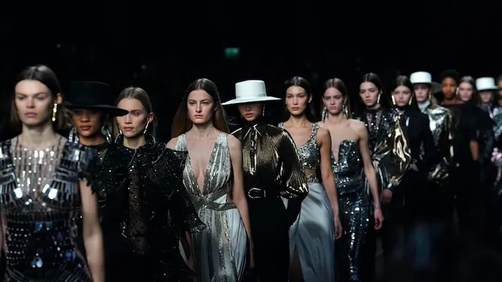Fendi's eerbetoon aan Karl Lagerfeld en de maskers van Gucci, de highlights van Milan Fashion Week