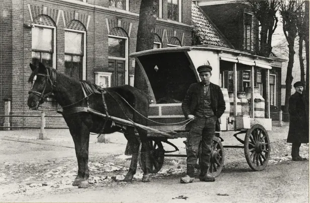 Melkboer Jan Hekert in de Hoofdstraat in Hoogezand, 1915-1925