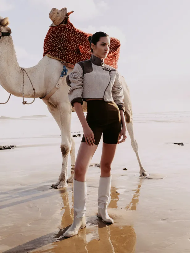 Jasje van leer en canvas, gebreide short en laarzen van kalfsleer: Hermès | Ring: Zag Bijoux