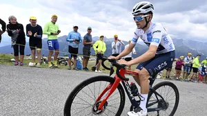 Tom Pidcock in 2022 in actie namens INEOS tijdens de Tour de France.