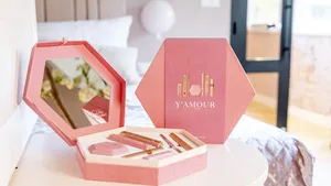 Gifbox van Y'AMOUR met concealer, bronzer en highlighter tot eyeliner, lipstick en parfum