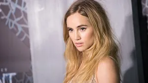 Suki Waterhouse wast haar met cola