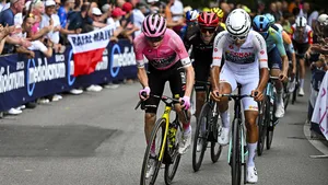 Jonas Vingegaard in de roze trui valt aan in de strijd om bergpunten.