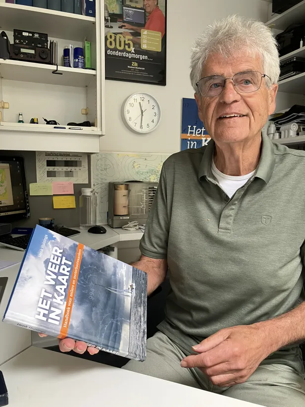 Henk met zijn boek 'Het weer in kaart', uitgegeven bij Hollandia. 