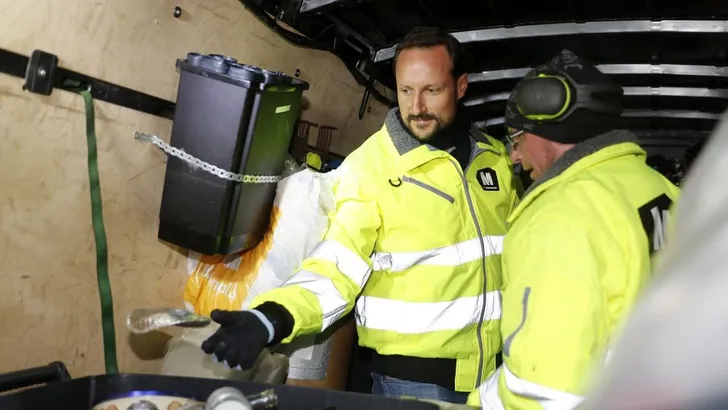 Noorwegen: aanstaande koning als vuilnisman