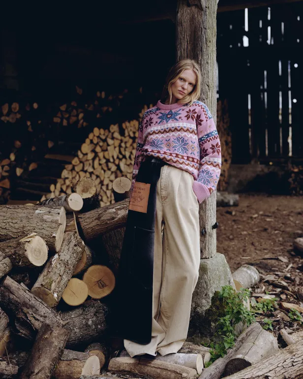Wollen trui, jeans en denimschot: Moschine | leren riem: Brunello Cucinelli 