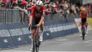 Het doet pijn aan de ogen: de lijdensweg van Arnaud De Lie als het eenmaal een beetje bergop loopt. De Waal reisde ziek af naar de Giro d'Italia en kende een loodzwaar begin in Bulgarije.