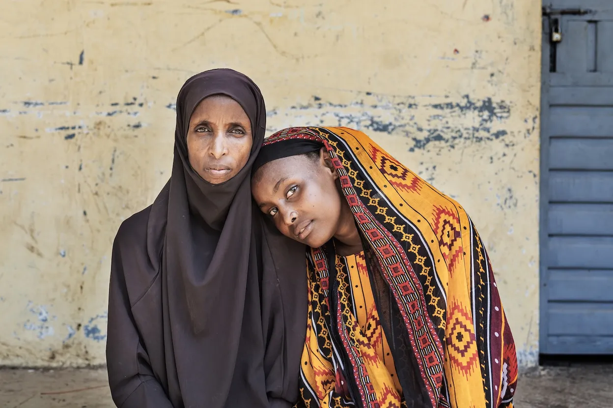 Zehara (37, links) en haar dochter Fatuma (14). Als moeder en voorlichter wil ze anderen laten zien wat de gevolgen van besnijdenis écht zijn.