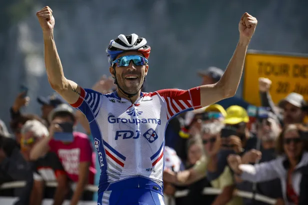 Thibaut Pinot zegeviert op de Col du Tourmalet