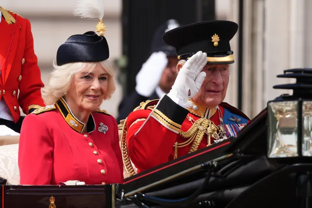 Koning Charles en Koningin Camila arriveren bij Trooping the Colour 2026.